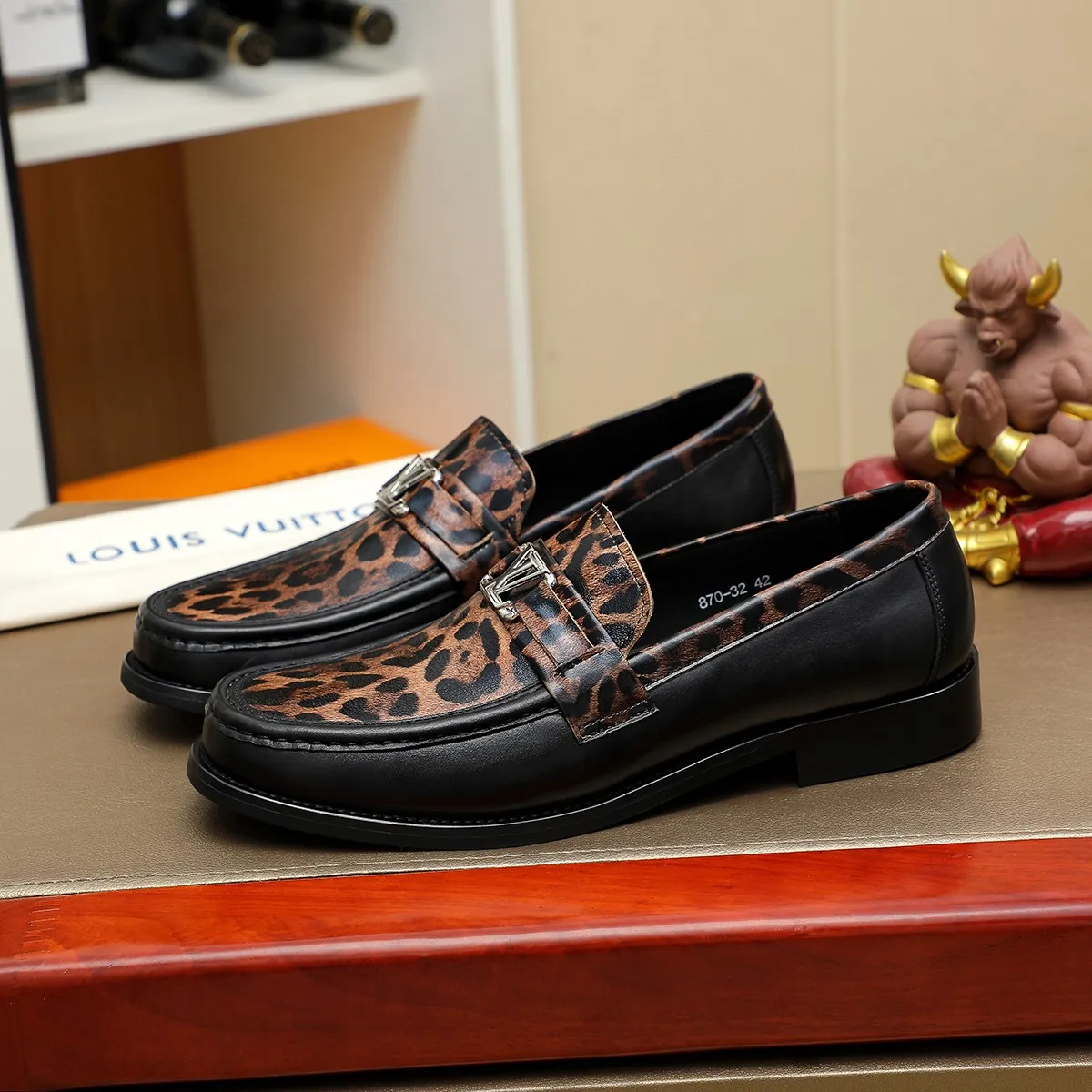 Men's shoes 💰 460 💰 Louis Vuitton LV ® 🆕 model 🔛Full shoe counter, first layer cowhide, 🐂leather lined casual shoes for men, super soft outsole, essential for driving. Counter synchronization, original first layer cowhide, completely 1:1 mold customization🌹top version, color optional! Number: 39-44 (customized at 38.45)
